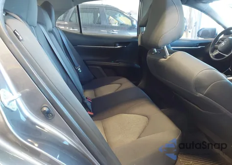 2022 Toyota Camry Le z USA, uszkodzony, nr VIN 4T1C11AK7NU680880